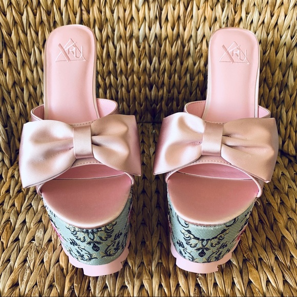 New YRU Pink Satin Bow Brocade Platforms - Picture 3 of 6